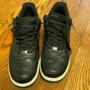 Men’s black and white air-force one